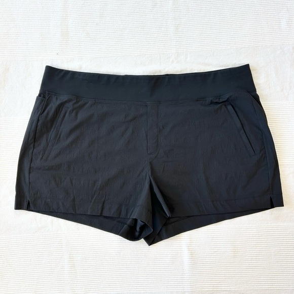 NWT Athleta Trekkie North Short in Black - Picture 3 of 15